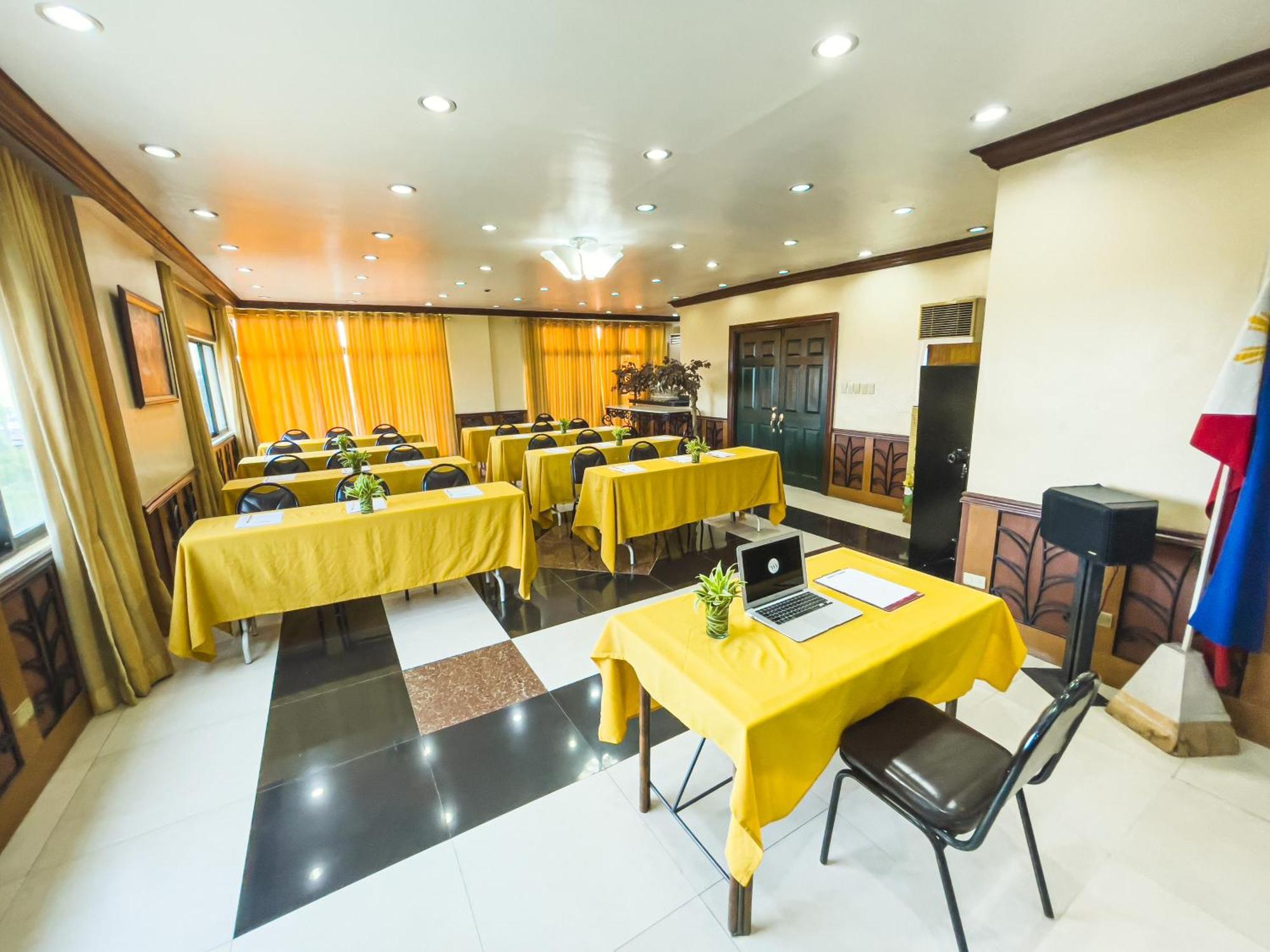 Miramar Hotel Манила Экстерьер фото